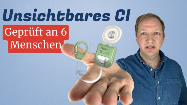 Vollimplantierbares Cochlea-Implantat TICI UNICO mit Mikrofon, Stimulator und Spule, in der Hand gehalten. Text im Bild: Unsichtbares CI, geprüft an 6 Menschen