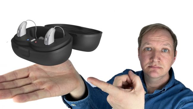 Man zeigt auf Starkey Edge AI Systeme im Ladegerät